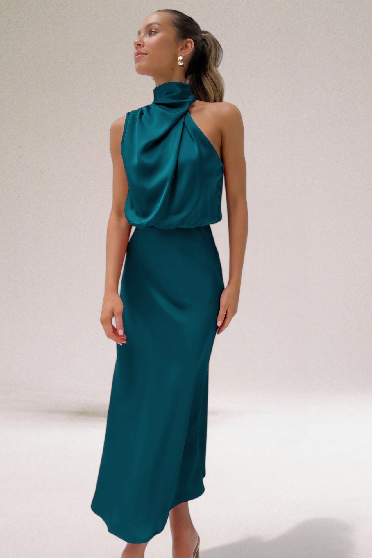 Women’s Halter Neck Evening Dress – Elegant Maxi Formal Gown with Luminous Fabric