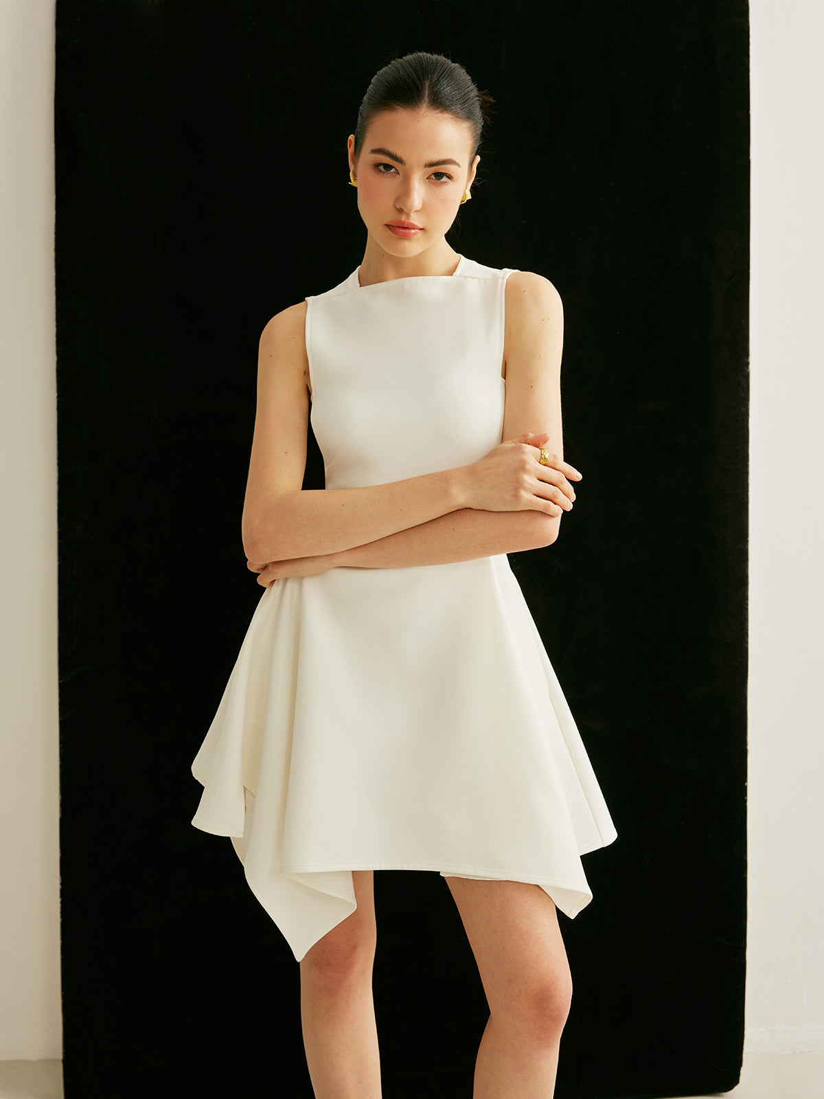 Women’s Sleeveless Pocket Mini Dress — Collarless Elegant Short Dress with Invisible Zipper for Work, Party & Vacation