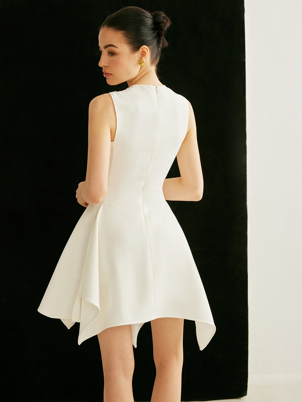 Women’s Sleeveless Pocket Mini Dress — Collarless Elegant Short Dress with Invisible Zipper for Work, Party & Vacation
